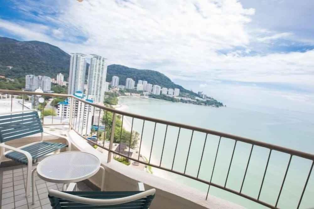 Rainbow Paradise Beachfront Penang Tanjung Bungah  Exterior photo